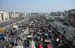 Des agriculteurs indiens sur leurs tracteurs manifestent à New Delhi, le 26 janvier 2021