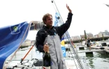 Le skipper français Charlie Dalin, à bord de son monocoque "Macif 2015", célèbre sa 3e place dans la Solitaire du Figaro, le 23 juin 2017 à Dieppe
