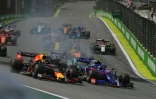 La Toro Rosso bleue de Pierre Gasly aux avant-postes du GP du Brésil sur le circuit Interlagos de Saõ Paulo, le 17 novembre 2019