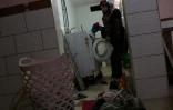 Une femme palestinienne met en marche la machine à laver quand revient le courant à Rafah, dans la bande de GAza, le 1er août 2017