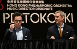 Tarmo Peltokoski en compagnie du président du conseil des chefs de l'Orchestre philharmonique de Hong Kong, David Cogman, lors d'une conférence de presse à Hong Kong le 4 juillet 2024