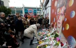 Fleurs déposées devant un portrait de David Bowie peu après l'annonce de sa mort, le 11 janvier 2016 à Brixton dans le sud de Londres