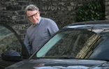 L'ancien ambassadeur britannique à Washington, Peter Mandelson, monte en voiture devant sa résidence à Londres, le 11 mars 2026