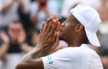 L'Américain Christopher Eubanks incrédule après avoir éliminé le Grec Stefanos Tsitsipas en huitièmes de finale de Wimbledon le 10 juillet 2023 à Londres
