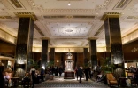 Le grandiose hall d'entrée Art déco du Waldorf Astoria, mythique hôtel de New York, le 24 février 2017