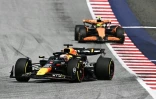 Le pilote Red Bull Max Verstappen devant celui de McLaren Lando Norris avant leur crash sur le Red Bull Ring, le 30 juin 2024