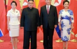 Le leader nord-coréen Kim Jong Un et son épouse Ri Sol Ju (g), le président chinois Xi Jinping (d) et sa femme Peng Liyuan (d), au Palais du Peuple, le 19 juin 2018 à Pékin