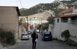 Depuis l'ouverture de la prison Baumettes II à Marseille, les riverains sont confrontés à des hurlements et menaces des détenus depuis les cellules, musique à fond jusqu'au bout de la nuit, parloirs sauvages au pied des maisons du quartier