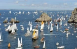 Des bateaux entre Brest et Douarnenez lors des Fêtes maritimes le 17 juillet 2008 à Brest