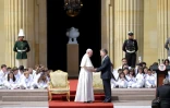 Le pape François (g) et le président colombien Juan Manuel Santos, le 7 septembre 2017 à Bogota
