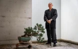Remy, tatoueur professionnel, pose dans son studio à Ginowan, dans la préfecture d'Okinawa au Japon, le 19 mai 2026
