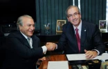 Le président conservateur Michel Temer (G) et Eduardo Cunha, ex-président de la chambre des députés, actuellement en prison, sont pris en photo ensemble le 10 mars 2015 à Brasilia