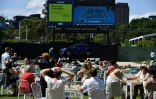 Des amateurs de tennis regardent un match de l'Open d'Australie à Melbourne, le 12 février 2021