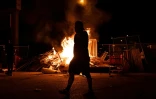 Un feu lors d'une manifestation contre les violences policières après la mort de George Floyd, le 27 mai à Minneapolis