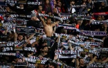 43.254 spectateurs, dont ces supporters du Paris Saint-Germain, sont venus assister à la demi-finale retour de la Ligue des Champions contre Lyon, le 30 avril 2022 au Parc des Princes, un nouveau record d'affluence national pour un match de football féminin de clubs