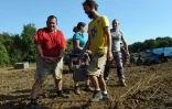 Des détenus s'adonnent aux travaux agricoles à la ferme de Moyembrie dans l'Aisne (nord de la France), le 29 août 2017 