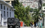 La police haïtienne bloque la rue menant au palais présidentiel, le 7 juillet 2021 à Port-au-Prince, en Haiti
