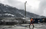 Un ouvrier marche sur le site de construction d'un tunnel pour la ligne de train à grande vitesse TAV (Treno Alta Velocita) entre Lyon et Turin, à Avrieux, en Savoie, le 18 janvier 2023