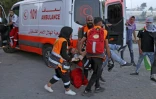 Des secouristes du Croissant-Rouge transportent un blessé près de la colonie israélienne de Beit-El, non loin de Ramallah, en Cisjordanie occupée, le 29 mai 2022   