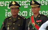 Le Premier ministre cambodgien Hun Sen (G) pose avec son fils Hun Manet lors d'une cérémonie sur une base militaire à Phnom Penh, le 13 octobre 2009