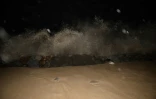 Des vagues déferlent sur la côte à l'approche de la tempête tropicale Pabuk, le 3 janvier 2019, dans la province thaïlandaise de Narathiwat
