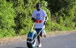 1.8 kilometre de course derrière un pneu, à Mamoudzou dans le nord-est de Mayotte le 19 juin 2019