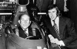 Le pilote automobile Stirling Moss avec Jackie Stewart le 1er octobre 1973