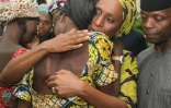 Le vice-président nigérian Yemi Osinbajo (d) et son épouse Dolapo avec des lycéennes de Chibok libérées à Abuja, le 13 octobre 2016