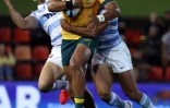Les Argentins Matias Orlando (d) et Emiliano Boffelli tentent de plaquer l'Australien Jordan Petaia, lors de leur match comptant pour la 4e journée du Rugby Championship, le 21 novembre 2020 à Newcastle en Australie (Nouvelle-Galles du sud)