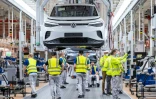 Une ligne d'assemblage de la Volkswagen ID4 électrique à l'usine d'Emden, le 20 mai 2022 dans le nord de l'Allemagne