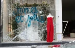 Une vitrine d'un magasin vandalisé sur les Champs-Elysées à Paris le 16 mars 2019