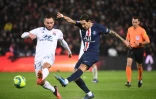L'attaquant argentin du PSG Angel Di Maria (d) frappe devant le milieu de Lyon Lucas Tousart, le 9 février 2020 au Parc des Princes 