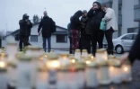 Des personnes réunies devant l'école à Vantaa en hommage aux victimes, le 2 avril 2024