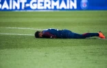Neymar au sol blessé au pied droit lors du match du PSG contre Marseille en Ligue 1 le 25 février 2018 au Parc des Princes