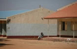 Un parent assis devant une école  où des lycéens ont été enlevés à Kankara, dans le nord-ouest du Nigeria, le 15 décembre 2020