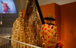 Le styliste Artsi Ifrach présente sa création "A dialogue Between Cultures" à l'exposition "Africa Fashion" au Victoria and Albert museum, le 27 juin 2022 à Londres