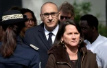 Le ministre de l'Intérieur, Laurent Núñez(c) et la maire de Nantes Johanna Rolland (d) dans le quartier de Port-Boyer, au lendemain d'une fusillade qui a tué un adolescent de 15 ans, le 15 mai 2026 à Nantes