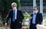 L'avocat Martin Lee (g) et Albert Ho (d), vétérans du mouvement prodémocratie, arrivent au tribunal de West Kowloon, le 16 février 2021 à Hong Kong
