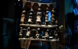 Un siège royal, un des trésors du royaume d'Abomey, exposé au musée du quai Branly, à Paris le 10 septembre 2021