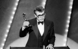 Le cinéaste tchèque Milos Forman brandit l'Oscar remporté à Hollywood le 25 mars 1985 pour son film "Amadeus"