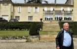 Peter Kwok, homme d'affaires hongkongais né au Vietnam, propriétaire de sept châteaux bordelais, devant le château Bellefont-Belcier, à Saint-Laurent-des-Combes, en Gironde, le 11 avril 2018