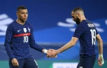 Les attaquants français Kylian Mbappé et Karim Benzema, lors du match amical contre le pays de Galles, le 2 juin 2021 à Nice