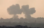 Une photo prise depuis la ville israélienne de Sdérot montre les nuages provoqués par un bombardement israélien sur Gaza le 22 octobre 2023