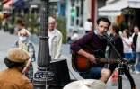 Un musicien devant un restaurant parisien lors de la FĂŞte de la musique, 21 juin 2020, Paris
