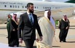 Une photo diffusée par l'agence de presse syrienne Sana montre le président intérimaire de la Syrie, Ahmad al-Chareh (à gauche), reçu par un responsable saoudien, à Ryad, le 2 février 2025