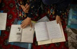 Des jeunes filles étudient dans une école clandestine, en Afghanistan, le 25 juillet 2022