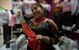 Lucia Guillin, issue de l?ethnie puruha et créatrice de mode indigène, dans son atelier à Riobamba, en Equateur, le 30 juin 2017