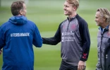 Le capitaine du Danemark Simon Kjaer salue son coach Kasper Hjulmand, sous le regard de l'entraîneur des gardiens Lars Högh avant un entraînement à Elsinore, le 4 octobre 2021