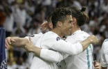 Cristiano Ronaldo (g) congratule Gareth Bale autuer dun doublé avec le Real Madrid contre Liverpool en finale de C1, le 26 mai 2018 à Kiev