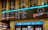 Le tableau de la gare centrale d'Helsinki indique l'arrivée du dernier train en provenance de Saint-Pétersbourg, le 27 mars 2022